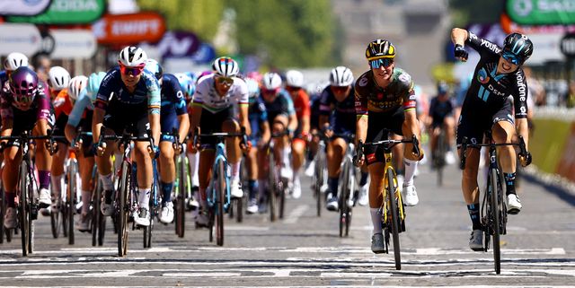 lorena wiebes wint eerste etappe tour de france femmes op de champs elysees