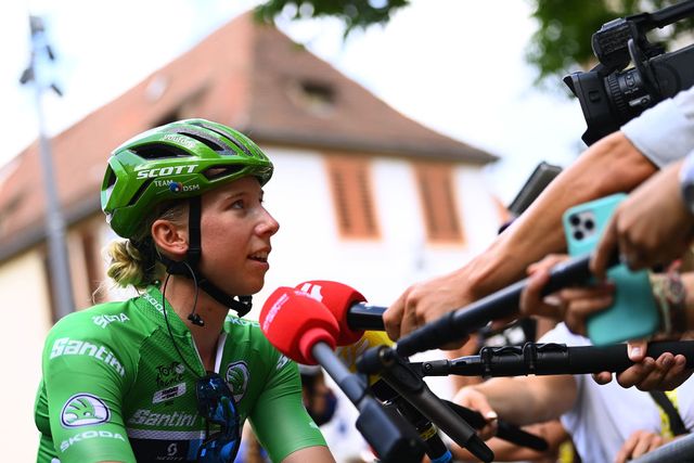 lorena wiebes wordt geinterviewd bij de start van etappe 7 tour de france femmes 2022