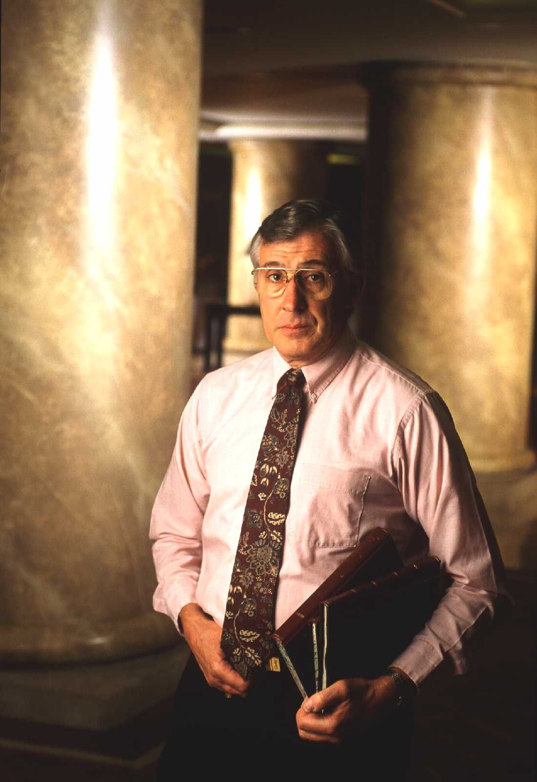 Mindhunter's Bill Tench Is Based on Former FBI Agent Robert Ressler
