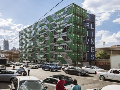 紐約建築師用 長榮貨櫃 打造140戶公寓 經典綠底白字貨櫃很 台味 簡約白室內設計太時尚啦