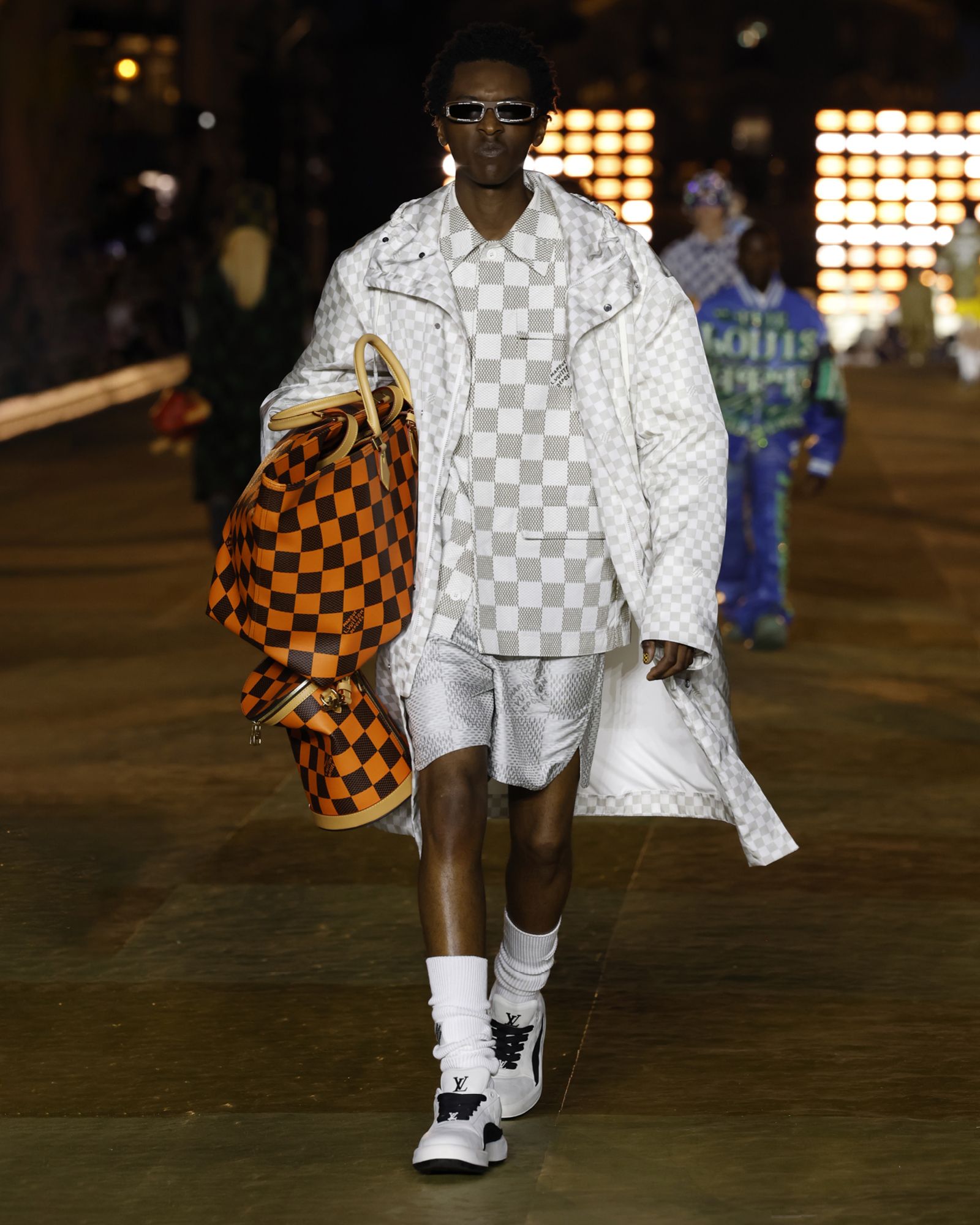 definitief verklaren gas Pharrell Williams debuteert voor Louis Vuitton Mens met show op Pont Neuf