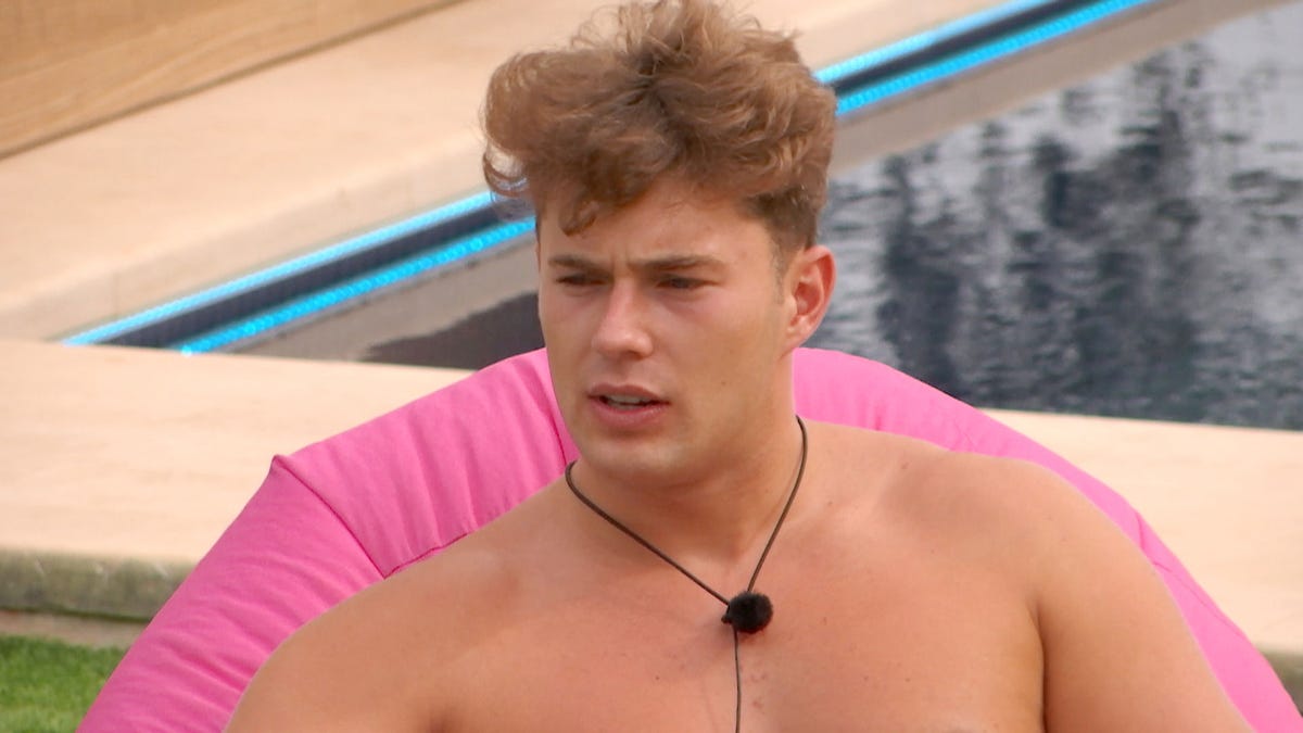 Love Island Fans Spot Naked Curtis After Unfortunate Angle 