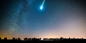 Gökyüzünde Meteor yağmuru ve yıldız alanının düşük açılı görünüş