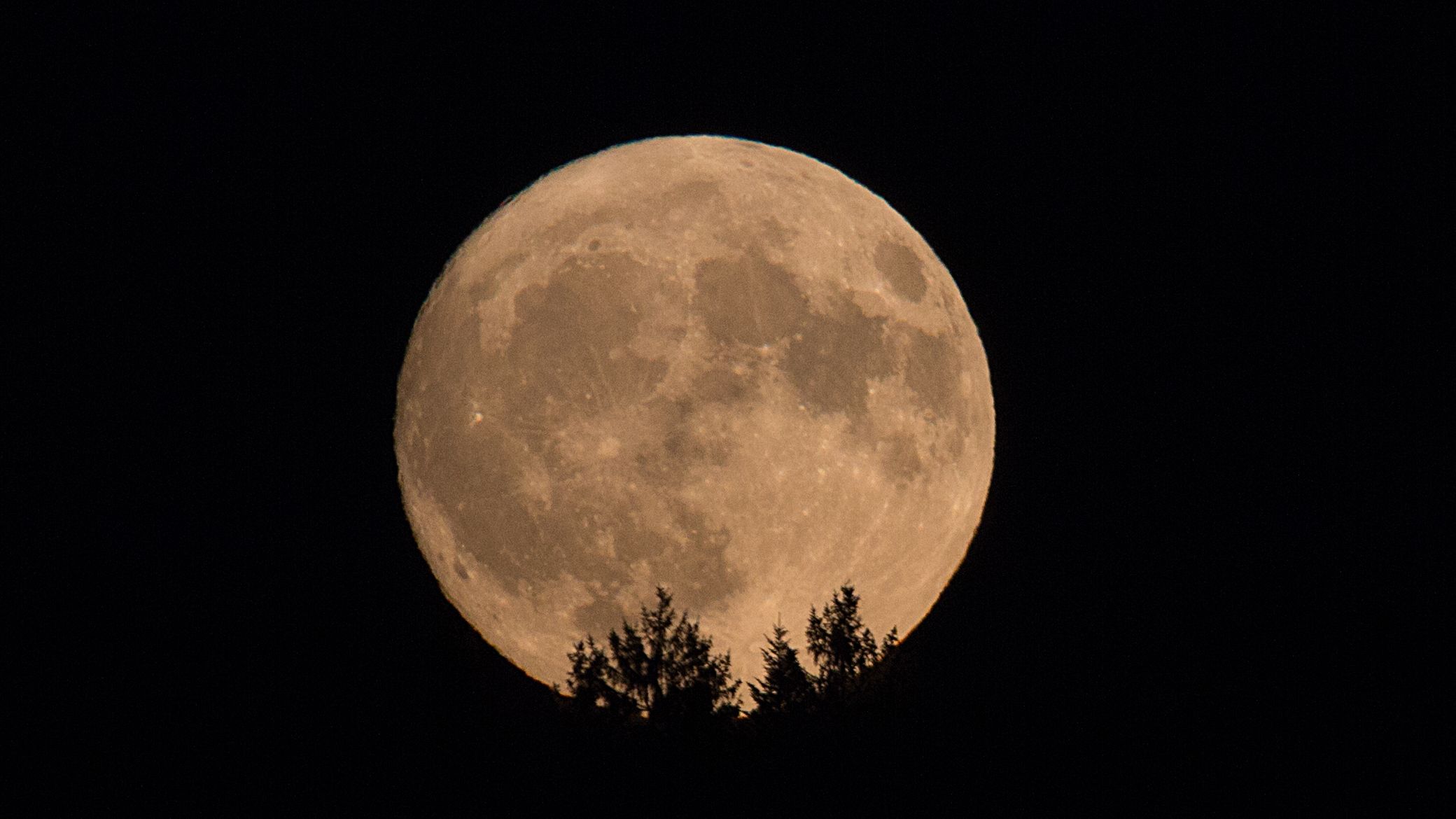 満月いつ 22年7月14日の満月 スーパームーン はいつ見える 鑑賞時間や方角を解説