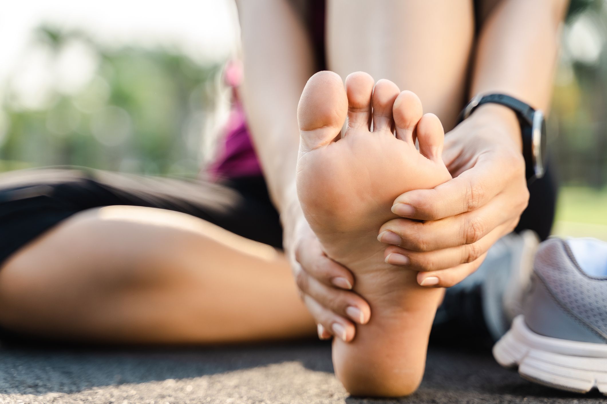 足裏が痛い」足底筋膜炎の症状や原因は？痛みを和らげる６つのストレッチ