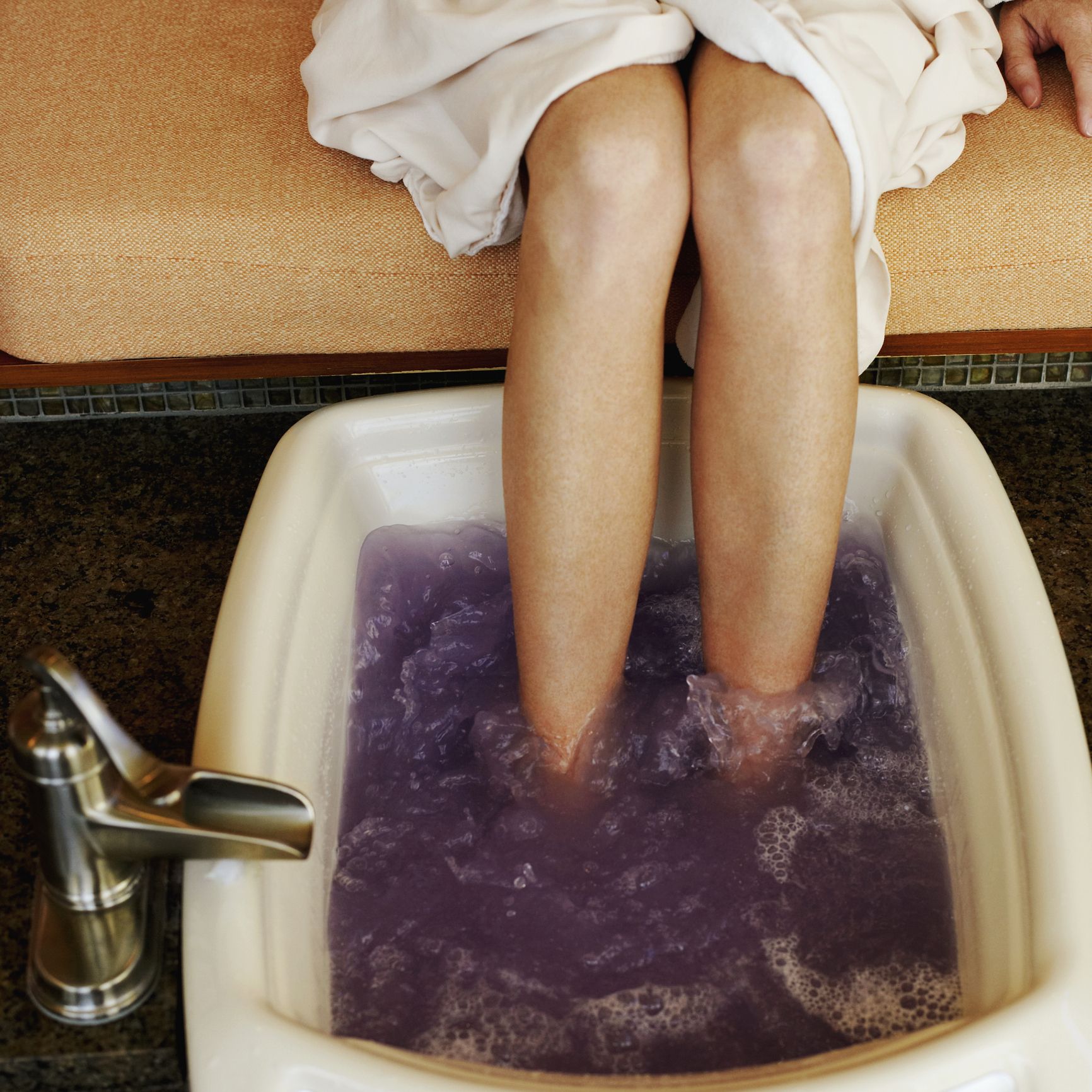 Греть ноги при простуде. Ножные ванны. Ванночки с марганцовкой для ног. Горячая ванна для ног.