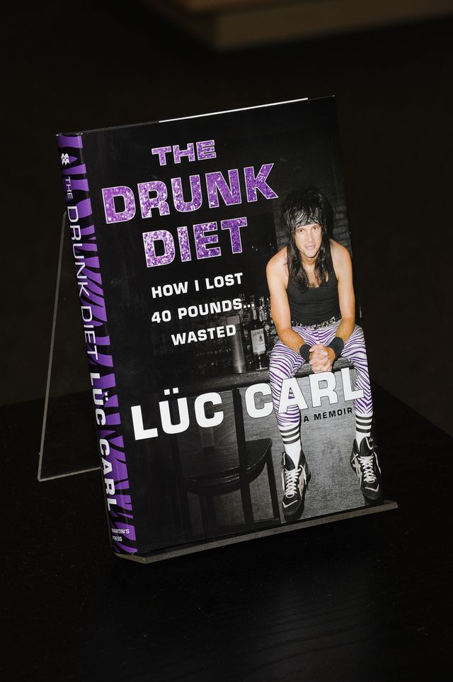 Luc Carl signeert exemplaren van "The Drunk Diet How I Lost 40 Pounds . .... Verspild: A Memoir""The Drunk Diet How I Lost 40 Pounds . . . Wasted: A Memoir"