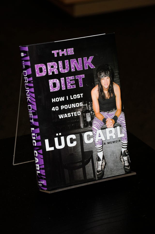 Luc Carl Assina Cópias de "The Drunk Diet How I Lost 40 Pounds" . . Desperdiçado: A Memoir""The Drunk Diet How I Lost 40 Pounds . . . Wasted: A Memoir"