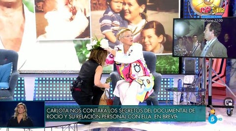 maria patiño lucia dominguin corona flores maria patiño con una corona de flores que le regala lucia dominguin
