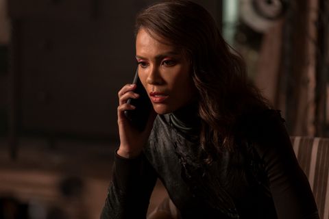lesley ann brandt como laberinto, vista con un top negro mientras sostiene un teléfono en la oreja, en la temporada 5 de lucifer