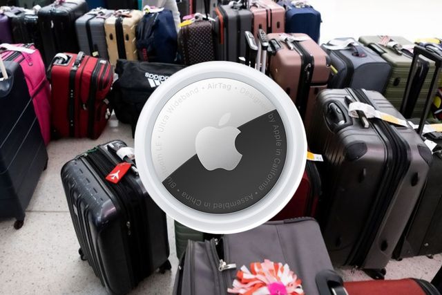 fotoğrafın üzerinde hava etiketi gösterilen bir havaalanında bagaj