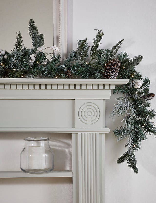 17 Christmas Garlands For Stairs And Fireplaces Xmas Garlands