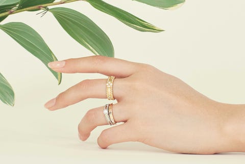 指輪は3本が黄金バランス 重ね付け 1で完成するリングコーディネート術 Elle Mariage エル マリアージュ 指輪は3本が黄金バランス 重ね付け 1で完成するリングコーディネート術 Elle Mariage エル マリアージュ