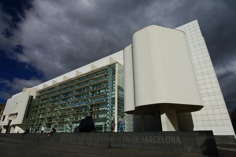 peatones caminando cerca del macba museu d'art contemporani de barcelona