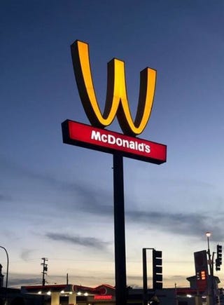 Mcdonald invierte el logo por el Día de la mujer