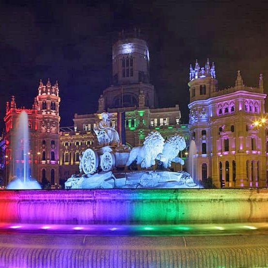 Palacio de Cibeles iluminado por la celebración del Orgullo 2019