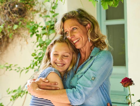 una madre abraza a su hija