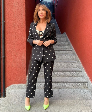 maria patiño posando escaleras maria patiño posando de pie en unas escaleras con un traje negro de puntos y estrellas
