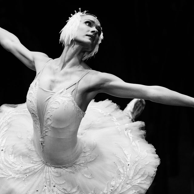 Dancer, Athletic dance move, Black-and-white, Dance, Performing arts, Performance, Performance art, Monochrome photography, Event, Ballet tutu, 