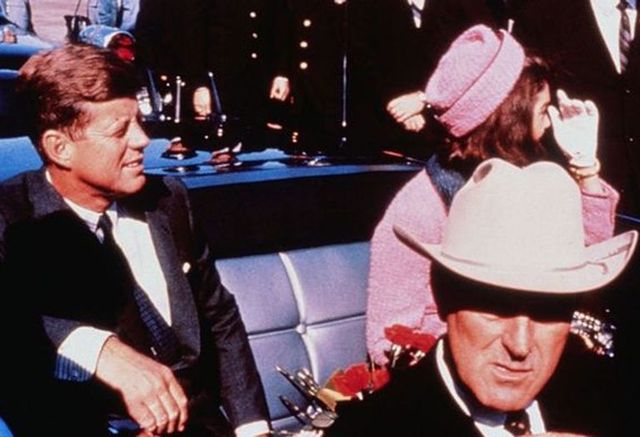遊説のためテキサス州を訪れ、ダラス市内でパレードを行った第35代アメリカ合衆国大統領ジョン・f・ケネディ
