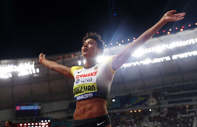 la saltadora alemana malaika mihambo celebra su victoria en salto de longitud en el mundial de doha 2019