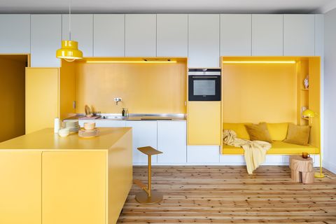 cucina a scomparsa in una casa piccola con pareti colorate