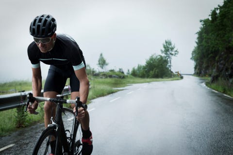 mandlig cyklist sprinting up mountain road