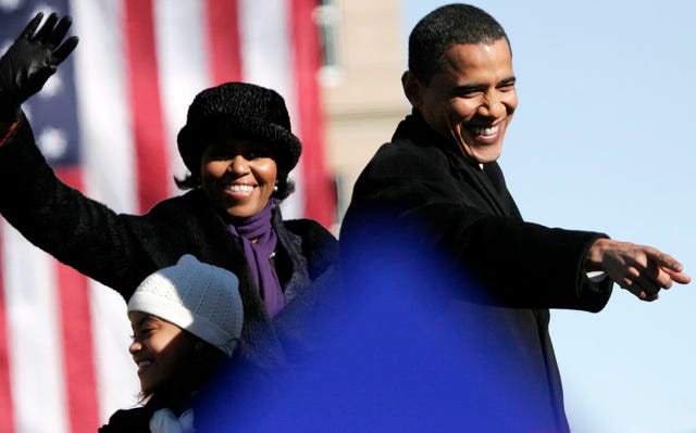 naobama fecha 21007 crédito linda davidson twp ubicación remota editada frente al antiguo edificio del capitolio, centro de Springfield, il resumen los partidarios se reúnen en una helada mañana de sábado para escuchar al senador de Illinois barack obama anunciar que se postula para presidente en 2008 en la foto, barack obama recibe los aplausos de la multitud mientras llega al escenario detrás de él, su esposa Michelle y su hija malia, de 8 años, saludan a la multitud personal foto importada a merlín el sábado 10 de febrero 133201 2007