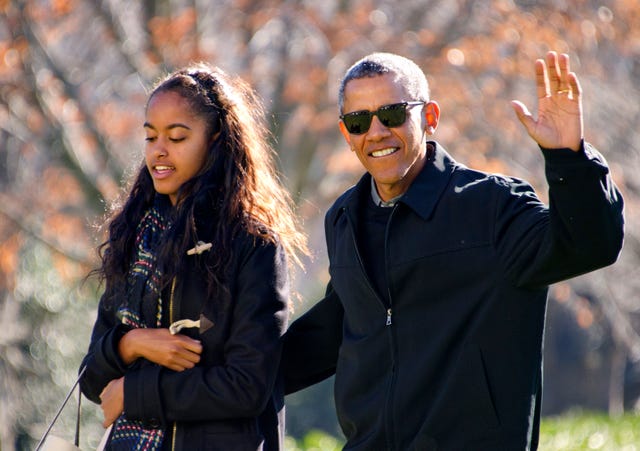 washington, dc 3 de enero el presidente de EE.uu. barack obama saluda a la prensa reunida mientras camina con su hija malia en su familia regreso al jardín sur de la casa blanca 3 de enero de 2016 en washington, dc la primera familia regresa de sus dos semanas de vacaciones en hawai foto de ron sachs poolgetty images