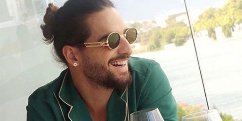 Maluma con gafas de sol y collar de ojo turco Maluma con gafas de sol y collar de ojo turco