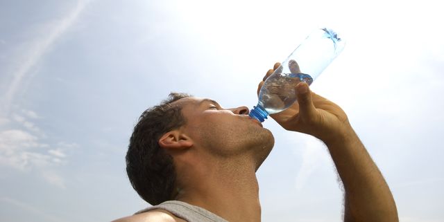 hombre bebiendo agua