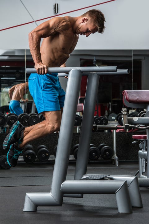 l'uomo durante l'allenamento in palestra