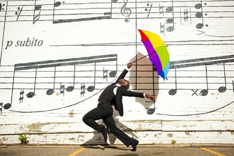 傘を持って踊る男性