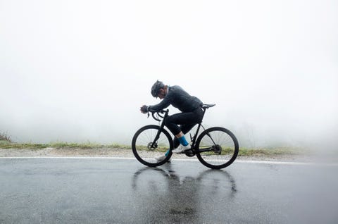 cyklist tager en pause på sin landevejscykel under en tur