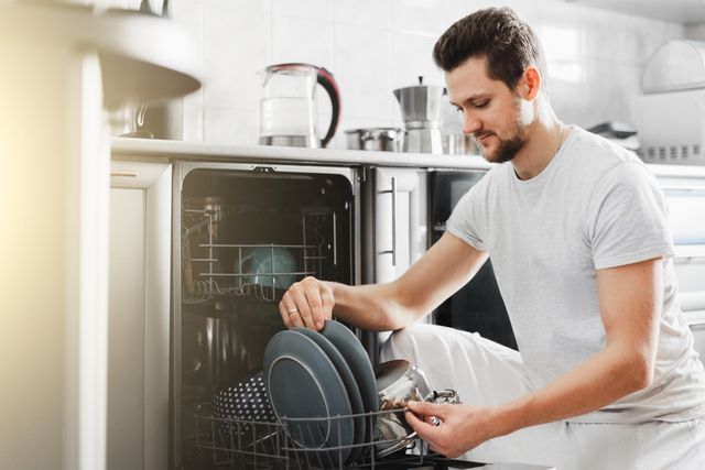 食洗機を使う男性
