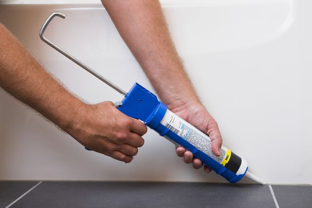 Caulk Remover Tips For How To Easily, How To Remove Old Caulking From A Bathtub