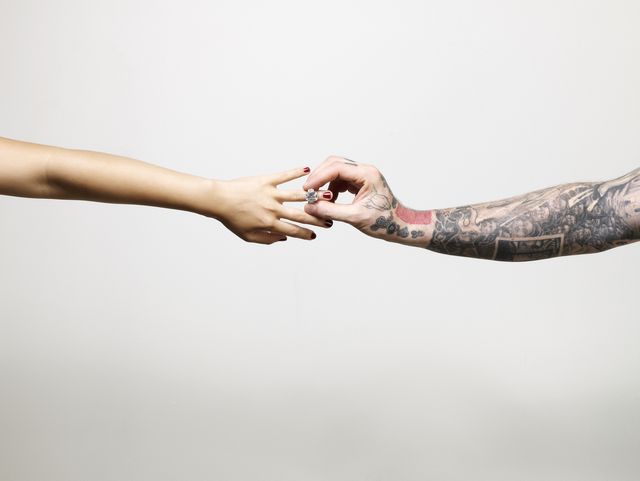 La reacción viral al ver a su novio sin tatuajes - Vaya sorpresa