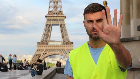 man met geel hesje protesteert in parijs