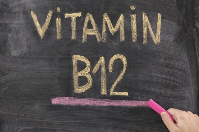 vitamine b12 geschreven in hoofdletters op een schoolbord