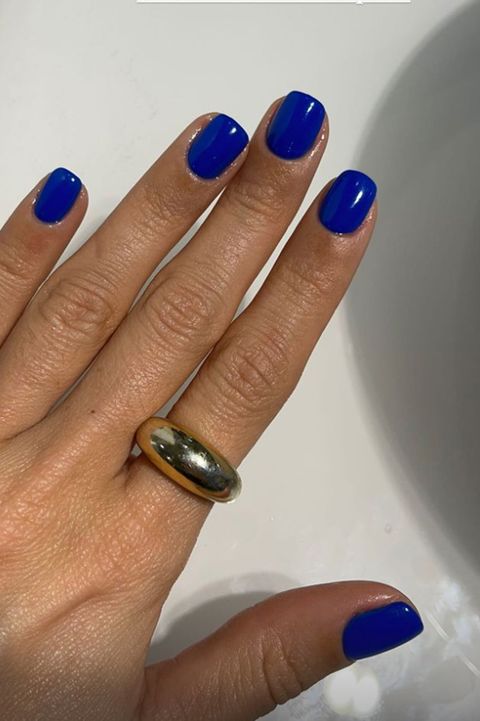 Anna Padilla lleva la manicura azul más tendencia