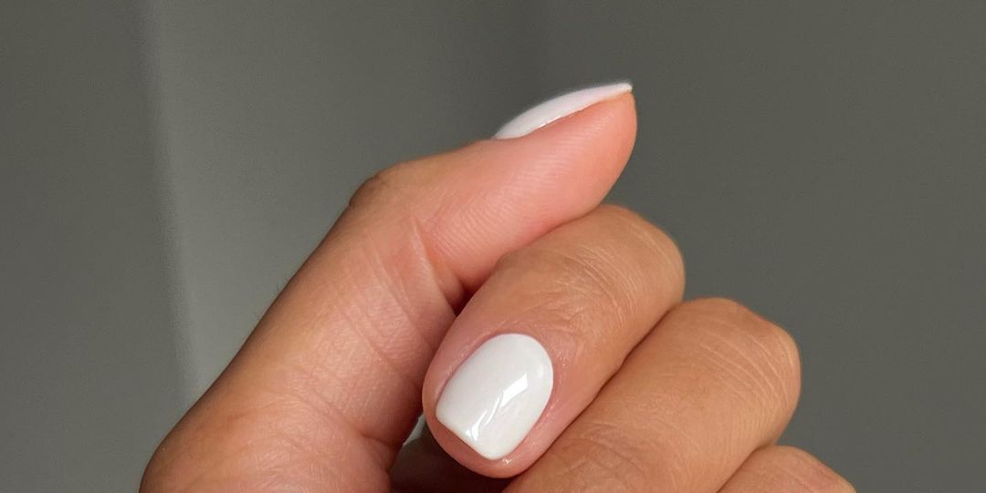 Uñas blancas, la manicura sencilla más original para Navidad
