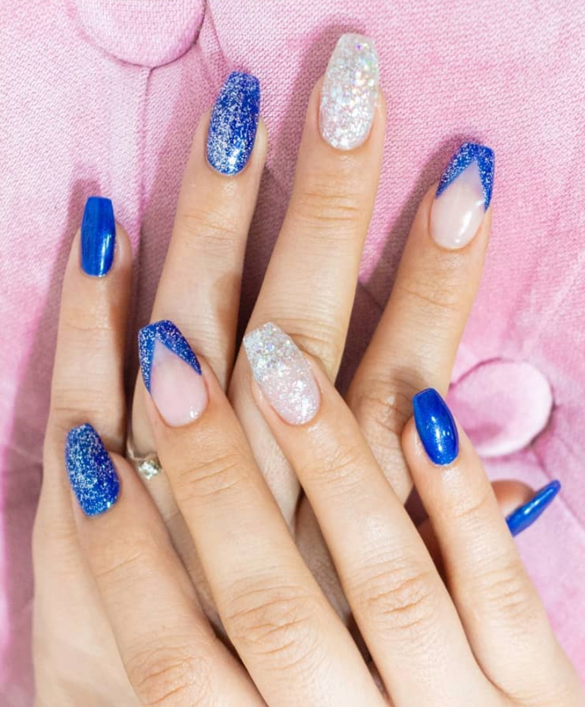 La manicura de fiesta azul que querrás llevar esta Nochevieja