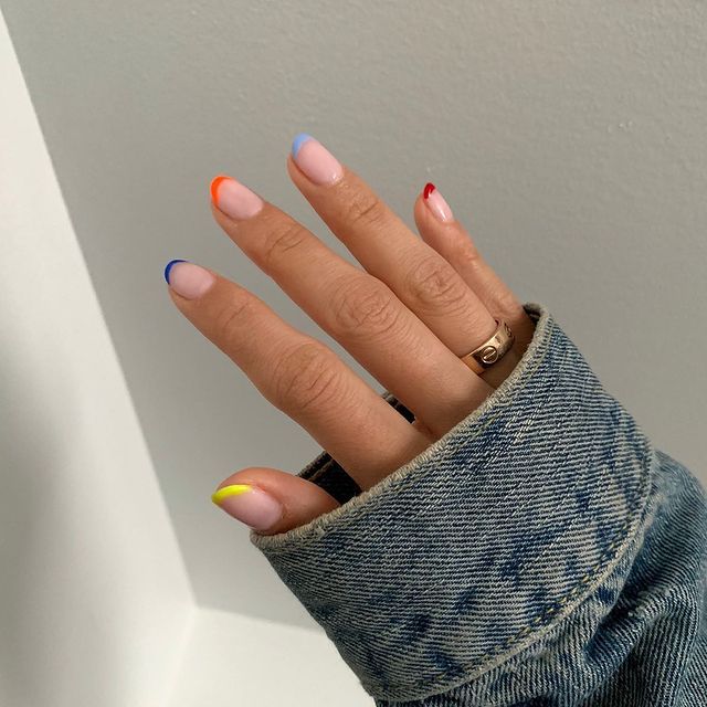 manicura francesa de colores arcoiris