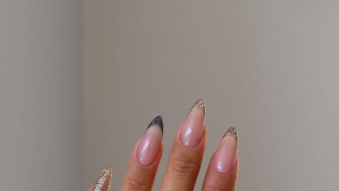 La manicura francesa negra y dorada perfecta para Nochevieja La manicura francesa negra y dorada perfecta para Nochevieja