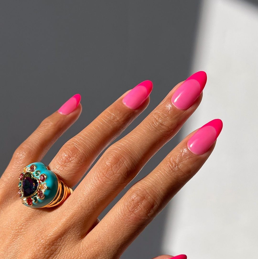 Manicura francesa rosa, las uñas de moda de la primavera 2022
