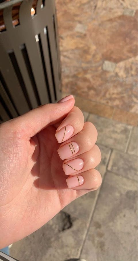 golden striped manicure