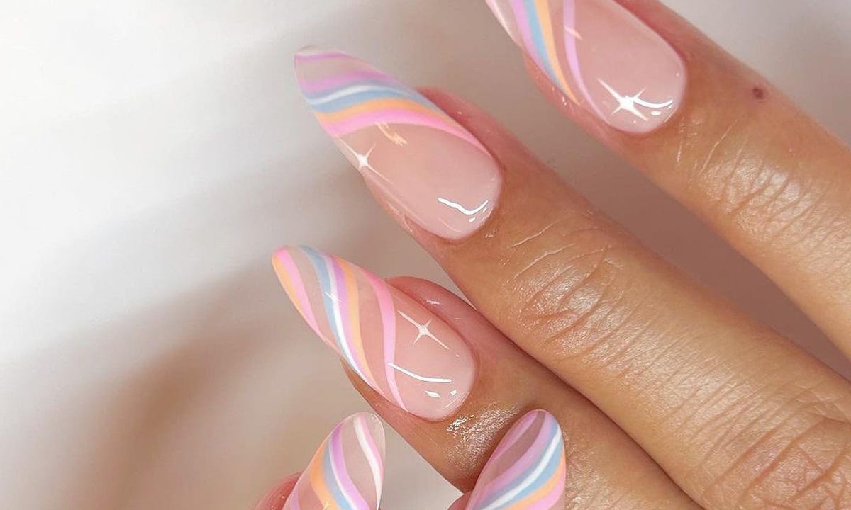 5 ideas de uñas con ondas: la manicura más fresca del verano