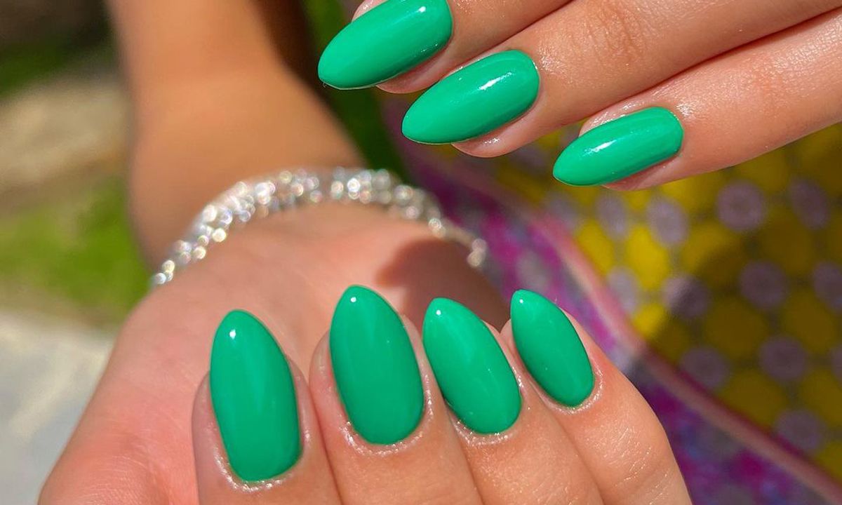 Uñas verdes: las manicuras en el color de moda de la temporada