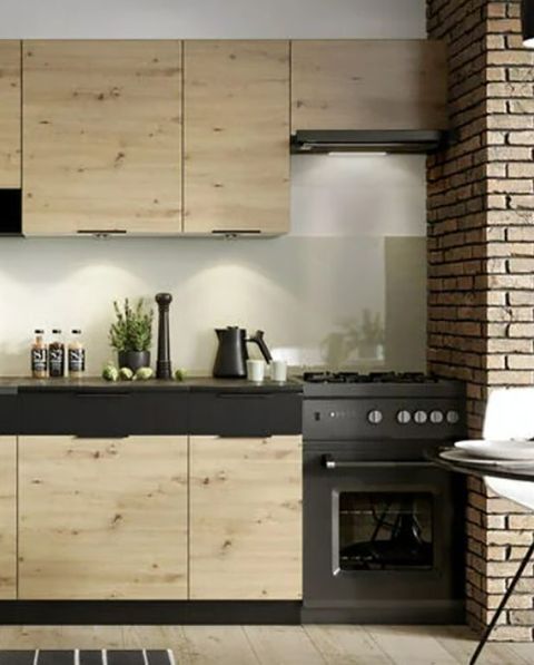 cocina completa en acabado de madera con electrodomésticos cromados en negro
