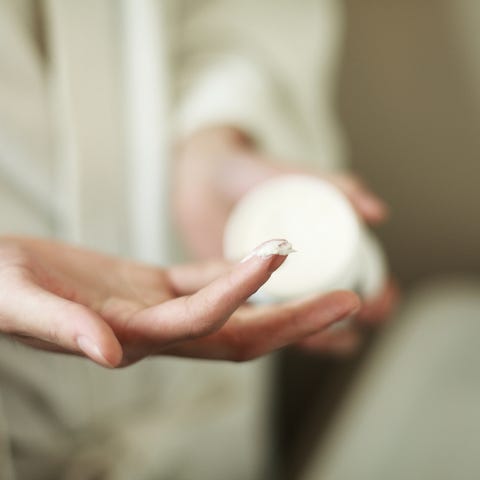 肌が白い人に多い悩み 垂れ下がってしまったまぶたの解決策3 肌が白い人に多い悩み 垂れ下がってしまったまぶたの解決策3